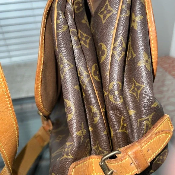 Authentic Beautiful Louis Vuitton Saumur 35 Shoulder Bag. - Picture 5 of 16